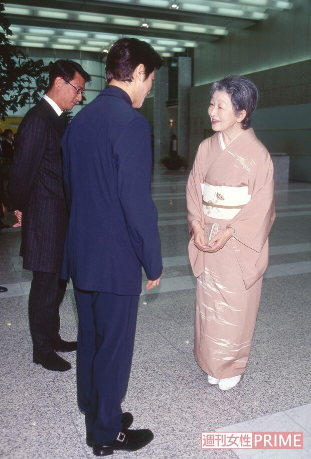 1999年公開の映画『梟の城』を鑑賞された美智子さま（左から中井貴一、上川隆也）