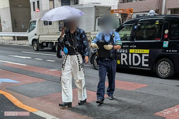 最強ちゃんのマンションに不法侵入したと思われる配信者を確保する警官(近隣住民提供)