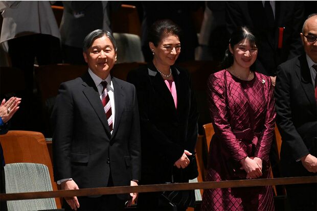 『くるみ割り人形』を鑑賞されたご一家。お三方とも赤を取り入れられたクリスマスリンクコーデ