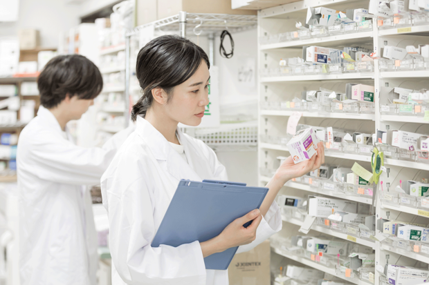 薬局では副作用情報の緊急報告にFAXが頻繁に使われている。※写真はイメージです