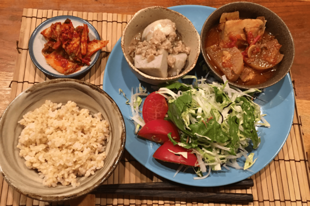 旬の食材を取り入れ、日本で昔から伝統的に食べられてきた食材と調理法を中心とした献立に