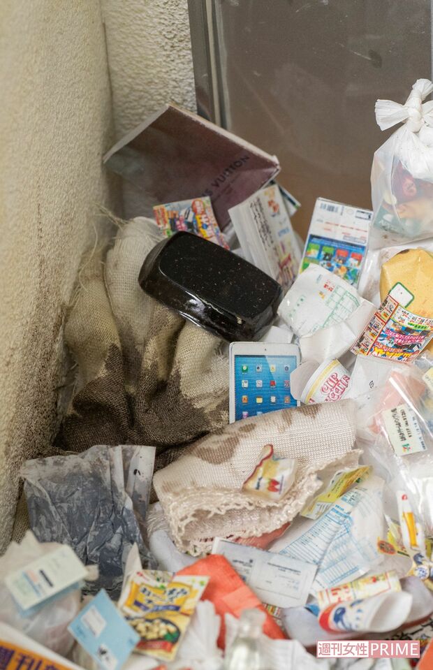 茶色く染まったところが、女性が亡くなっていた場所。リアルに再現されている