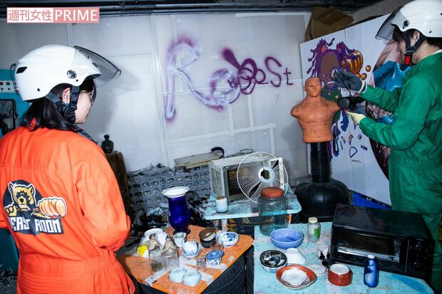 スタート時には、食器や家電など“壊されるモノ”が並べられている。料金によって、置いてあるモノの種類や数が変わる　撮影／矢島泰輔