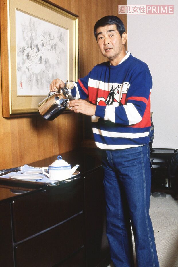 普段はマスコミNGの都内自宅で特別にプライベートショットを。リビングのソファでくつろぐ様子などを撮影した（’97年）　撮影／本誌写真班