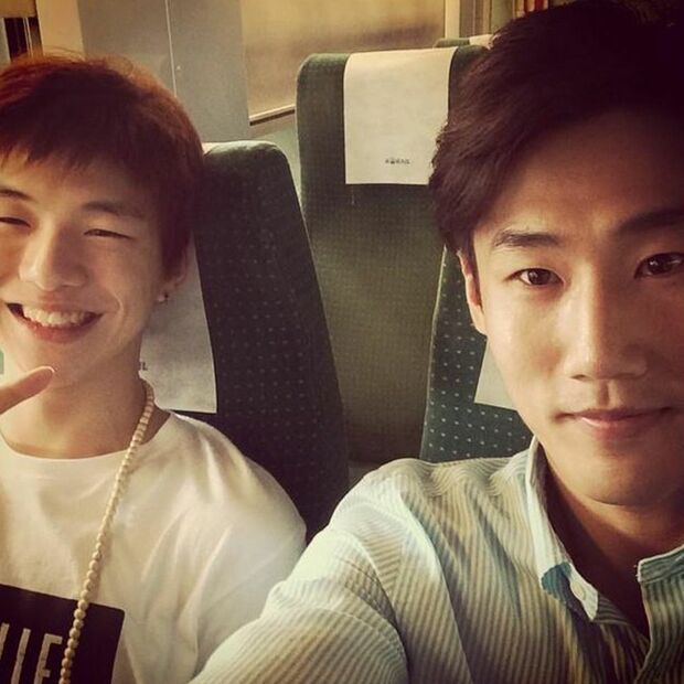 2014年の夏、KTX（韓国の高速鉄道）に乗ってオーディションに向かう際の仲良しツーショット♪　イ・ガンヒョン先生のインスタグラムより