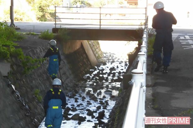 遺体発見現場の周辺を警察が捜索していた