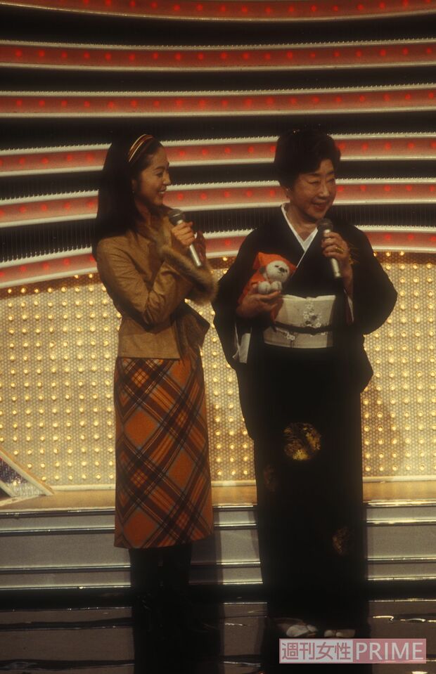 山田五十鈴（右）はぬいぐるみが大好きだという