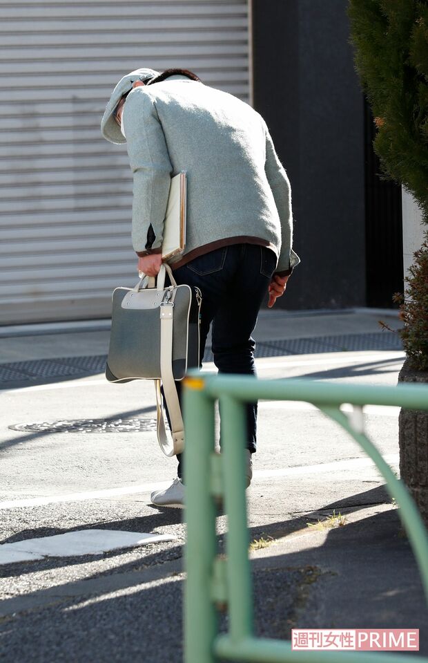 直撃後、記者に丁寧に頭を下げる春風亭昇太（2017年2月）