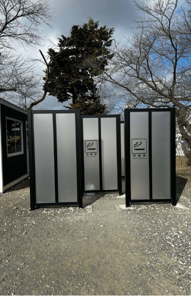 松本城の喫煙所（松本市提供）