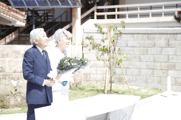 沖縄県那覇市にある慰霊碑「小桜の塔」を訪れ、対馬丸事件の犠牲者を追悼する上皇ご夫妻（2014年6月）