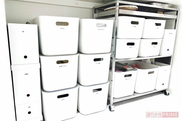 キッチン収納は無印良品の収納ボックスで統一。あえて空のボックスを1つ加えることで、新しく買ったアイテムなどをいつでも収納できるよう予備スペースをつくっておく