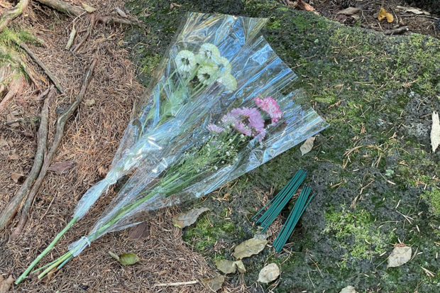 遺族が手向けたのか、線香と花が2組置かれた切ない光景