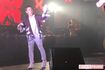 DJプレーをストップし、客席の前に登場。身振り手振りで盛り上げた岡村隆史