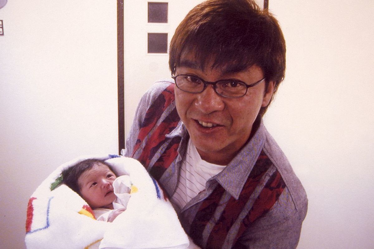 西城秀樹の画像・写真 | '02年に誕生した長女を抱いて満面の笑みを浮かべる西城秀樹さん - 7枚目 | 週刊女性PRIME