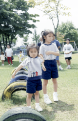 1998年、長野県・軽井沢にてご一家でご静養に。眞子さんと一緒に公園で過ごされた（撮影／JMAP）