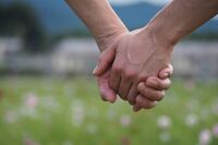 13歳になったら性行為に同意できる!子どもの性教育、親はどう伝えるべき?