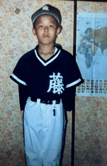 野球少年だった弟の和寛さん。栗山英樹さんに野球を教わったこともあるという