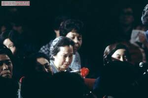 娘が日本歌謡大賞新人賞を受賞し涙ぐむ幸子さん（’72年）