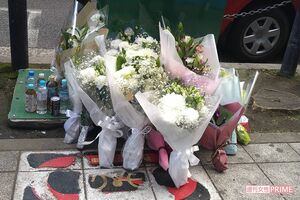 火災があったビル前に多くの献花