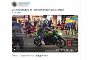 10月31日の渋谷ハロウィンに起きた、バイクの追突事故をおさめた動画。颯爽と走行するが(SNSより)
