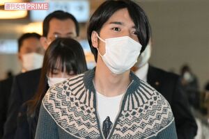 NY行きの便に乗ろうとする小室圭さんの胸元にはダース・ベイダーがひょっこり（'21年11月）