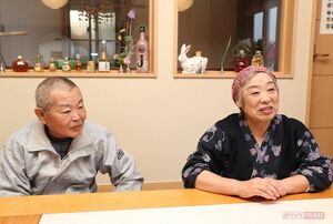 同店の女将・高橋ちよ子さん(右)と夫の義治さんは村に戻ってはつらつとしている