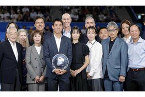 2026年10月6日、引退セレモニーを開催した錦織圭（前列左から3人目）。左隣は母・恵理さん、右隣は妻・観月あこ。観月の右隣が錦織の姉・玲奈さん　写真/共同通信社