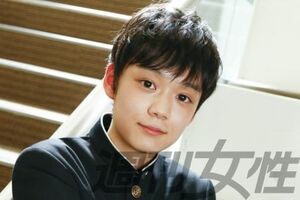  下田翔太(しもだ・しょうた) ●2002年7月9日生まれ。東京都出身。幼少期にスカウトされてアミューズに所属。『第2回スターキッズオーディション』審査員特別賞。5歳からCMや広告のモデルとして活動。好きな食べ物・麺類。嫌いな食べ物・イチゴ（加工されたものは食べられる）。好きなこと・ゲーム、音楽を聴く（SEKAI NO OWARI、K-POP）。趣味・釣り（最大の釣果は40㌢超の鯉）。身長163センチ。足のサイズ25センチ 撮影／佐藤靖彦