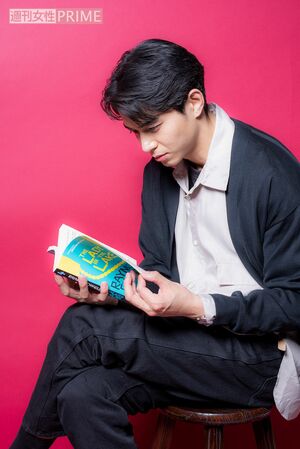 大の読書家の東出にとっては自然なポーズに　撮影／高梨俊浩