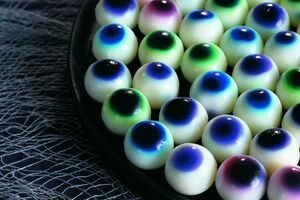 目玉の杏仁豆腐ハロウィンスイーツに欠かせないボディパーツシリーズの中でも、断トツでグロいルックスの目玉の杏仁豆腐。瞳を2層で表現すればキモさが倍増　『可愛くってホラーで美味しい！　キモめし』より