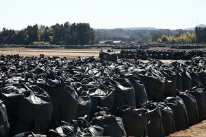 中間貯蔵施設の建設が進む大熊町。汚染土が入ったフレコンバッグは積み上げられたままだ　撮影／木野龍逸