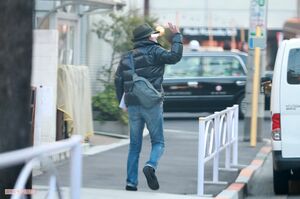 2019年3月、自宅マンションを出ると手を振る飯島直子の夫・O氏。その先には不倫相手の女性の姿が