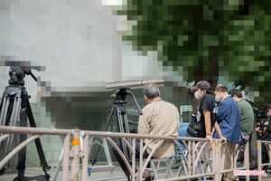 竹内さんが自殺したとみられる現場にかけつけた報道陣（2020年9月27日）