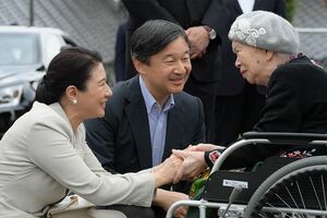 東峰村にある仮設住宅で暮らす被災者の高齢女性の手を握って励まされた(9月26日)