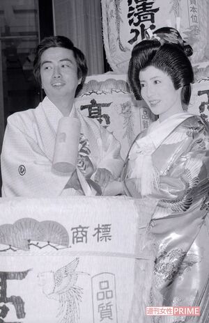 大和田獏と結婚。’83年の披露宴では、岡江さんは幸せな表情見せた