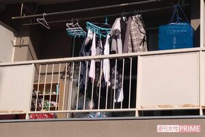 平安彦容疑者の自宅ベランダには洗濯物が干したままだった