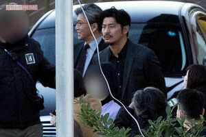 3月上旬、神奈川県で行われた撮影に木村拓哉と坂口憲二の姿があった。サーフィンが趣味という共通点を持つ2人は、談笑する場面も