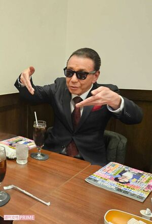 クレーンゲームの爪の角度について、説明するジョニー氏