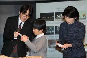 '17年12月、南方熊楠記念館を訪れた秋篠宮ご夫妻と悠仁さま。悠仁さまへの眼差しは優しげ