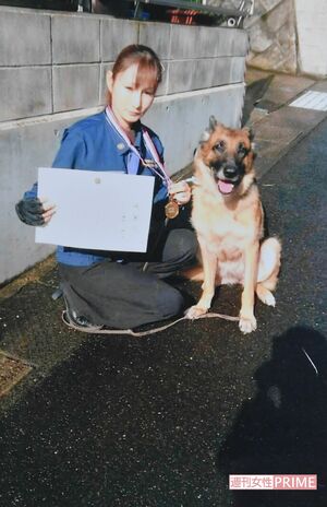 8年間、警察犬として頑張ったシェパードのグレースとはさまざまな現場を駆け回った。松尾さんは左の写真を今でも自宅リビングに大切に飾っている