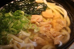 博多名物・かしわうどん。やわらかい食感の麺も特徴のひとつ