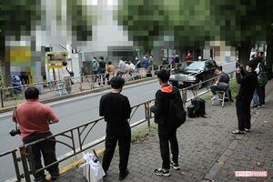 竹内さんが自殺したとみられる現場にかけつけた報道陣(2020年9月27日)