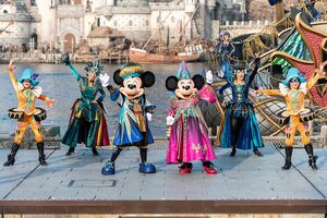 東京ディズニーシーで開催中のショー「フェスティバル・オブ・ミスティーク」の一幕　（c）Disney