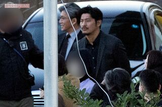 3月上旬、神奈川県で行われた撮影に木村拓哉と坂口憲二の姿があった。サーフィンが趣味という共通点を持つ2人は、談笑する場面も