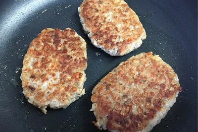 牛肉の使われていない『あらびきハンバーグ』。「パッケージを開けた瞬間から獣臭が……」（舞さんユーチューブより）