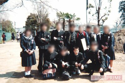 不登校が始まった中学時代（前列右から2一目）。その後、フリースクールとの出会いで自ら学ぶ機会を得た