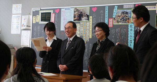 【写真】’13年、両親は埼玉県の小学校で「生命尊重」がテーマの道徳の公開授業に参加し、交流を深めた(奨学会提供)