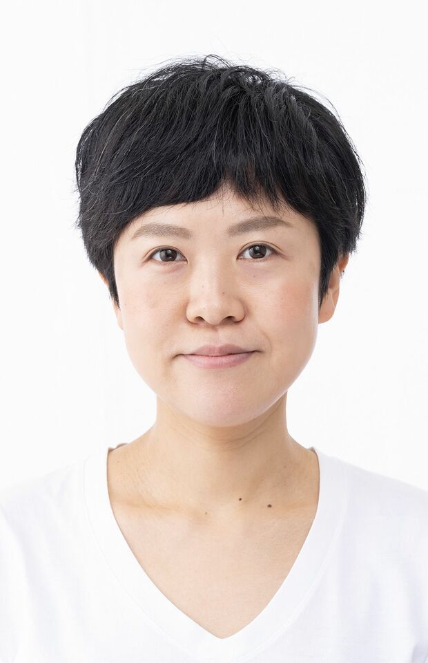 （1）口を閉じ、少し口角を上げる