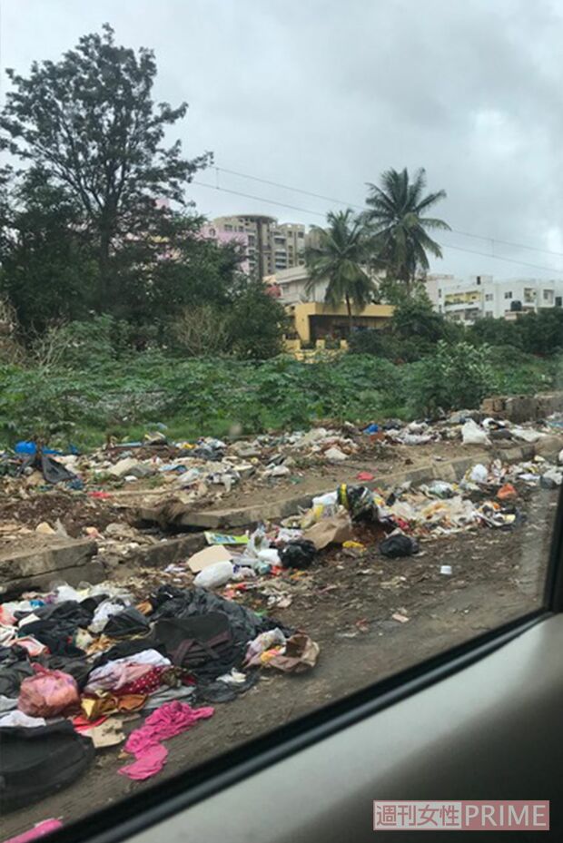 生ゴミやプラスチックが路上に捨てられ、それを牛やイノブタが食べたり、金になるものを拾ったりする人がいる。インドによくある風景だという（北村研二さん提供写真）