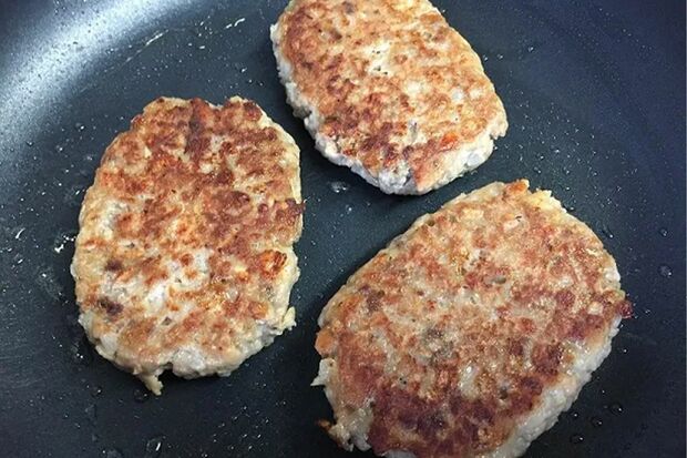 牛肉の使われていない『あらびきハンバーグ』。「パッケージを開けた瞬間から獣臭が……」（舞さんユーチューブより）